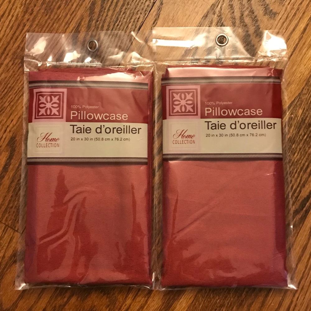 *Donating Soon* NWT Red Queen Set of 2 Pillowcases